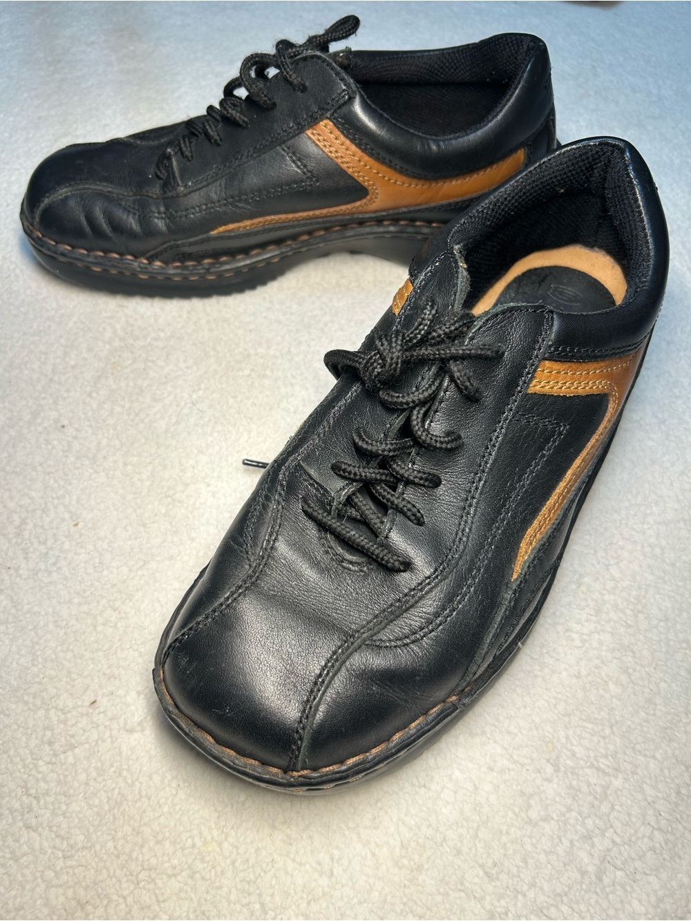 Skechers Men's Black and Tan Casual Leather Lace-Up Shoes